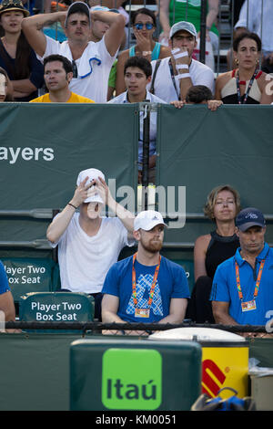 KEY BISCAYNE, FL - MÄRZ 26: Der Deutsche Nationalspieler und Manchester United Fußballspieler Bastian Schweinsteiger sieht die serbische Freundin Ana Ivanovic in ihrem 3. Spiel bei den Miami Open. Bastian Schweinsteiger ist ein deutscher Profifußballer, der am 26. März 2016 im Crandon Park Tennis Center in Key Biscayne, Florida als Mittelfeldspieler für den englischen Verein Manchester United und die deutsche Nationalmannschaft spielt. Personen: Bastian Schweinsteiger Stockfoto