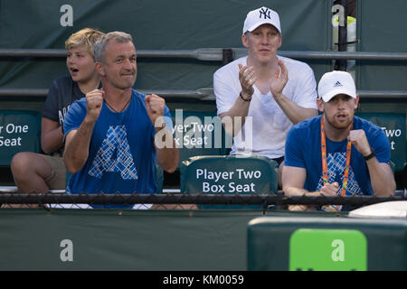 KEY BISCAYNE, FL - MÄRZ 26: Der Deutsche Nationalspieler und Manchester United Fußballspieler Bastian Schweinsteiger sieht die serbische Freundin Ana Ivanovic in ihrem 3. Spiel bei den Miami Open. Bastian Schweinsteiger ist ein deutscher Profifußballer, der am 26. März 2016 im Crandon Park Tennis Center in Key Biscayne, Florida als Mittelfeldspieler für den englischen Verein Manchester United und die deutsche Nationalmannschaft spielt. Personen: Bastian Schweinsteiger Stockfoto