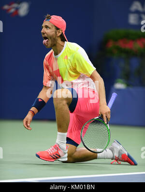 NEW YORK, NY - SEPTEMBER 04: Lucas Pouille aus Frankreich reagiert, nachdem er Rafael Nadal aus Spanien während seines vierten Rundeneinschlages bei den Herren am Tag sieben der US Open 2016 im USTA Billie Jean King National Tennis Center am 4. September besiegt hat. 2016 im Flushing Viertel des Queens Stadtteils von New York City. Personen: Lucas Pouille Stockfoto