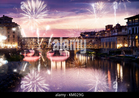 Feiern Silvester in Florenz, Italien - die explosiven Feuerwerk um Ponte Vecchio über den Arno Stockfoto