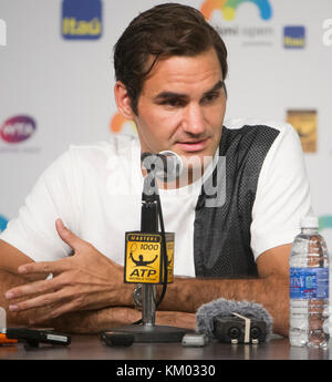 KEY BISCAYNE, FL - MÄRZ 24: Roger Federer aus der Schweiz stellt Medienfragen während der Miami Open, die Itau am 24. März 2016 im Crandon Park Tennis Center in Key Biscayne, Florida, präsentiert. Personen: Roger Federer Stockfoto