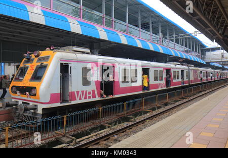 Die Menschen reisen in Dadar Bahnhof in Mumbai, Indien. Stockfoto