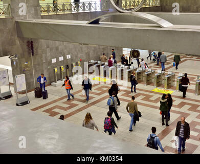 Im U-Bahnhof in Monastiraki, Plaka Viertel, Athen, Griechenland, mit automatischer ticket Barrieren Stockfoto