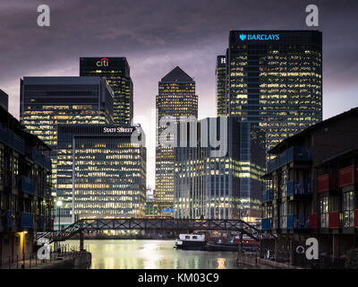 Die Banken in London, Canary Wharf in der Dämmerung - Barclays, HSBC, State Street, CitiBank Stockfoto