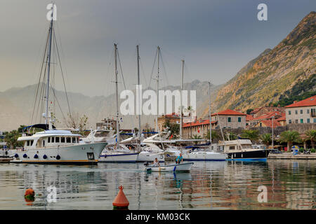 Auf meinem Weg von Albanien zurück zu Kroatien, hatte ich eine Übernachtung in der schönen kleinen Stadt Kotor, Bucht von Kotor. Scheint wie Berge kommen direkt ou Stockfoto