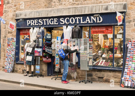 Schottische Souvenirshop auf der Royal Mile Canongate, Edinburgh, Schottland, Großbritannien Stockfoto