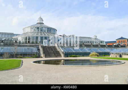 Universität Kopenhagen botanischen Garten während der sonnigen Tag, Teich und großen Gewächshaus sichtbar Stockfoto