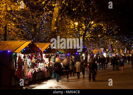 Auf dem Weihnachtsmarkt im Freien stöbern Shopper an den Verkaufsständen der Promenade in Cheltenham Stockfoto