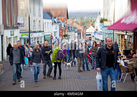 Die geschäftige Fußgängerzone der Stroud Street in Cotswold City am letzten Bauernmarkt vor Weihnachten Stockfoto