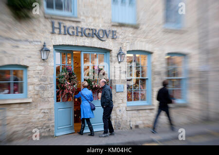 Weihnachtseinkäufer betreten den Prince Charles Highgrove Shop in der Stadt Tetbury in Cotswold Stockfoto