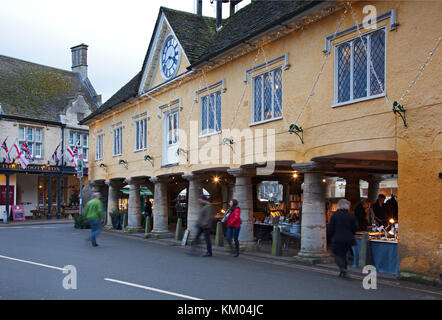 Weihnachtseinkäufer schlendern durch die Verkaufsstände im festlichen Market House in der Stadt Tetbury in Cotswold Stockfoto