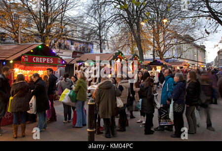 Shopper warten auf Crepes aus einem Chalet an der Promenade in Cheltenham während des Weihnachtsmarktes im Freien Stockfoto