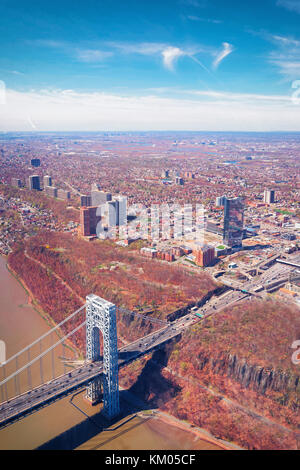 Luftaufnahme auf die Williamsburg Bridge über den East River zwischen Manhattan und Brooklyn, New York City, USA Stockfoto