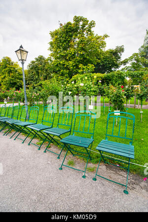 Wien, Österreich - 21 August 2012: Bänke in die Menschen Garten Park in der Hofburg, Wien, Österreich. Stockfoto