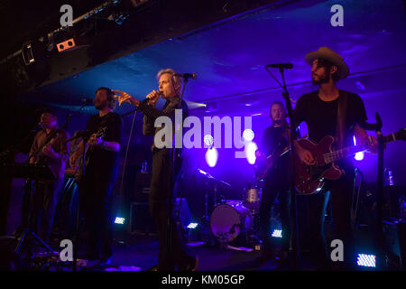 BNQT ist eine Supergruppe mit Fran Healy (Travis), Alex Kapranos (Franz Ferdinand), Eric Pulido (Midlake), Ben Bridwell (Band of Horses) und Jason Lytle (Grandaddy) mit: BNQT Where: Glasgow, Schottland, United Kingdom When: 01 Nov 2017 Credit: Peter Kaminski/WENN.com Stockfoto