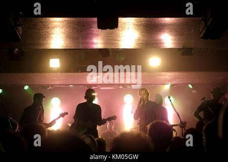 BNQT ist eine Supergruppe mit Fran Healy (Travis), Alex Kapranos (Franz Ferdinand), Eric Pulido (Midlake), Ben Bridwell (Band of Horses) und Jason Lytle (Grandaddy) mit: BNQT Where: Glasgow, Schottland, United Kingdom When: 01 Nov 2017 Credit: Peter Kaminski/WENN.com Stockfoto