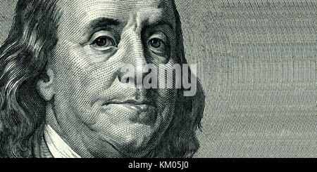 Portrait von US-Staatsmann, Erfinder, Diplomat und Benjamin Franklin, wie er schaut, auf hundert Dollar bill Vorderseite. Das Portrait ist in der Erweiterten Stockfoto