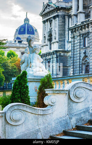 Wien, Österreich - 31. August 2012: Skulptur von Putten Engel an Treppe im Burggarten, Wien in Österreich. Neue Burg ist Teil der Hofburg und Historica Stockfoto