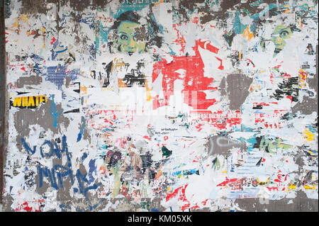 Die vielen Schichten der abgekratzt Poster auf einer Straße in Kreuzberg. Stockfoto