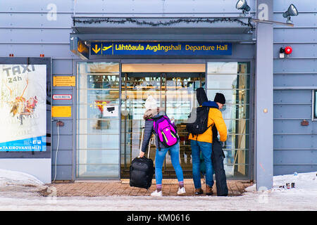 März 5, 2017 - Rovaniemi, Finnland: Junges Paar mit Gepäck Taschen am Eingang in Rovaniemi Flughafen im Winter Stockfoto