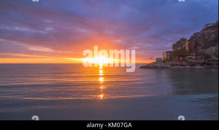 Luftaufnahmen bei Sonnenaufgang am schönen Palast von Khao Takiab Tempel auf einem Hügel am Meer in Hua Hin prajuab kirikhan Stockfoto