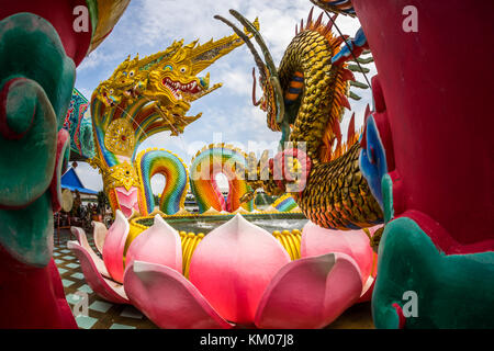 Chinesischer Drache mit thailändischen König von Naga im buddhistischen Tempel Stockfoto