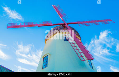 Jahrgang rote und weiße Windmühle mit frühen Morgen Sonnenlicht in Solvang, Kalifornien, USA Stockfoto