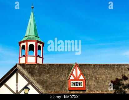 Bunte Kuppel und Dachfenster auf einem dänischen Stil Gebäude in Solvang, Kalifornien, USA Stockfoto