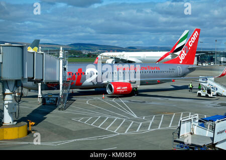 Jet2 und Emirates Flugzeuge am Flughafen Glasgow, Schottland Stockfoto