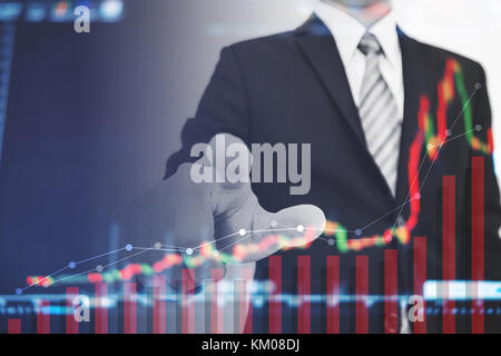 Double Exposure Geschäftsmann zeigte mit der Grafik auf den Bildschirm, Wachstum und Investitionen Stockfoto
