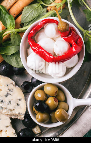 Gemischte antipasti Blau Käse, Oliven und Mozarella serviert auf Vintage fach Ansicht von oben. Stockfoto