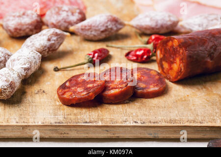 Salami und Chorizo Wurst auf alten hölzernen Schneidebrett serviert. siehe Serie. Stockfoto