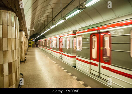 Die Prager U-Bahn fährt von der Station, Prag, Tschechische Republik, 24. November 2017 Stockfoto