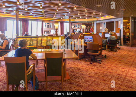 Bibliothek und Internet Cafe Zimmer an Bord der Holland America Line Kreuzfahrt Schiff Volendam Stockfoto