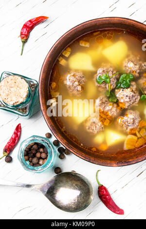 Fleisch Suppe in Ton Teller auf einem hellen Hintergrund Stockfoto