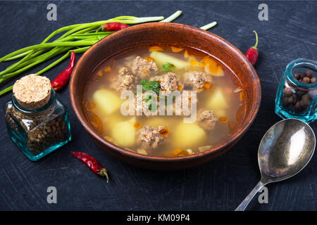 Fleisch, Suppe mit Suppe mit Fleischbällchen in Ton Teller. Russische Küche Stockfoto