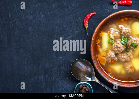 Fleisch, Suppe mit Suppe mit Fleischbällchen in Ton Teller. Russische Küche Stockfoto