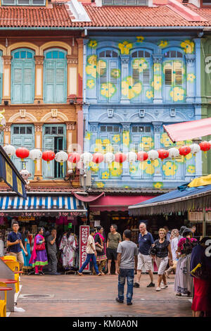 Touristen zu Fuß in die Temple Street und typische Architektur, Chinatown, Singapur Stockfoto