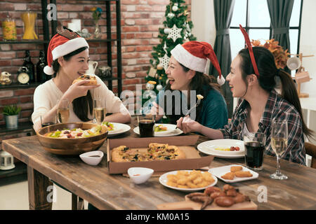 Junge Kollegin Freunde sammelten für das Weihnachtsessen. Stockfoto