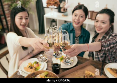 Freunde Hände toasten Champagner Glas und Spaß jubeln - Junge Leute zusammen genießen, die Zeit der Ernte zu Hause Party - Jugend- und Freundschaft conc Stockfoto