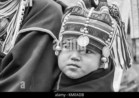 Akha bergvolk Baby auf Mütter zurück, Doi Mae Salong, Chiang Rai, Thailand Stockfoto