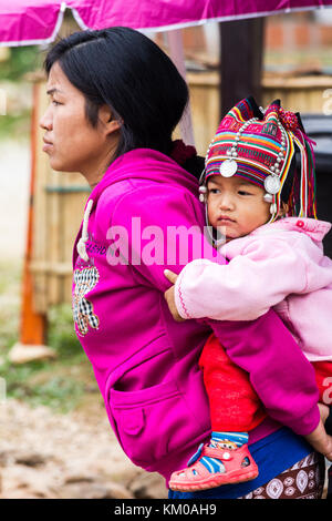 Akha bergvolk Baby auf Mütter zurück, Doi Mae Salong, Chiang Rai, Thailand Stockfoto