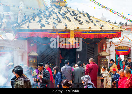 Buddhistische Pilger Eingabe der Boudhanath Stupa, der größten asiatischen Stupa, UNESCO-Weltkulturerbe, Kathmandu, Nepal, Asien Stockfoto