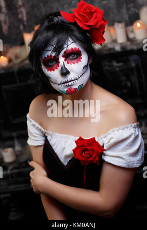 Foto von Zombie girl mit grimmigem Bodypainting auf dem Gesicht Stockfoto