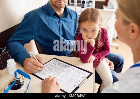 Kranke Mädchen im Doktorbüro Stockfoto