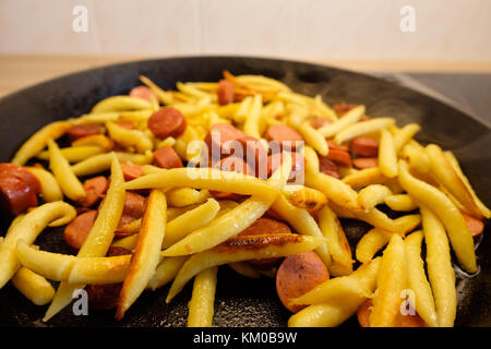 Close-up Knödel und debreziner Würstchen in einer gusseisernen Pfanne Stockfoto