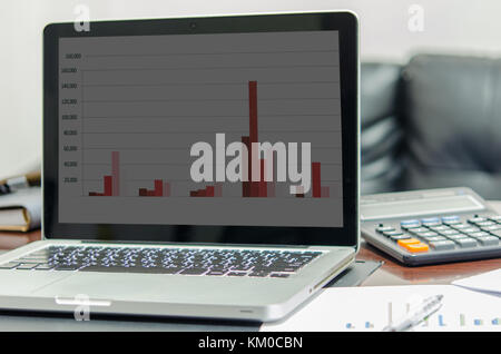Laptop auf Tabelle, Diagramme und Graphen in Office. Stockfoto