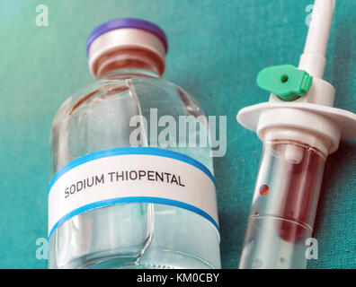 Gummi Tropfbewässerung System mit Spuren von Blut zusammen mit der Durchstechflasche mit Natrium thiopental, konzeptionelle Bild Stockfoto