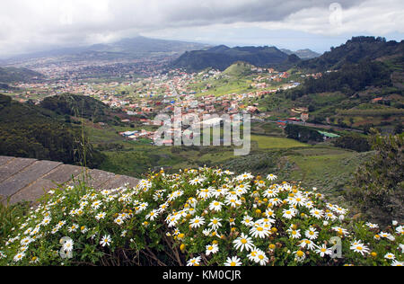 Blick vom Aussichtspunkt Mirador de las Mercedes auf San Cristobal de La Laguna, anagagebirge, Teneriffa, Kanarische Inseln, Spanien Stockfoto