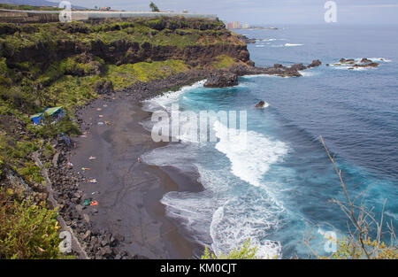 Playa el Bollullo, beliebten schwarzen Sandstrand von El Rincon, Puerto de la Cruz, Teneriffa, Kanarische Inseln, Spanien Stockfoto